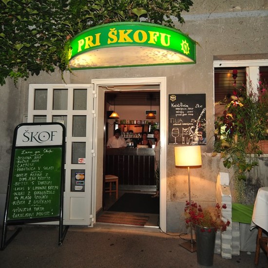 Pri Škofu — vhod gostilne